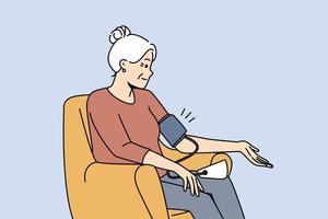 femme plus âgée assise sur une chaise mesurant la pression artérielle avec tonomètre. grand-mère mature vérifier la santé faire la mesure avec un appareil électronique. illustration vectorielle. vecteur