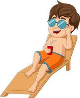 dessin animé petit garçon se détendre avec une boisson gazeuse sur une chaise de plage vecteur