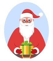 personnage mignon du père noël avec un cadeau dans ses mains. le père noël souriant et montre une énorme boîte-cadeau. joyeux Noel et bonne année. illustration vectorielle de carte de Noël. vecteur