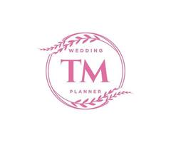 tm initiales lettre collection de logos de monogramme de mariage, modèles minimalistes et floraux modernes dessinés à la main pour cartes d'invitation, réservez la date, identité élégante pour restaurant, boutique, café en image vectorielle vecteur