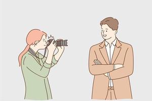 paparazzi, succès, concept de renommée. jeune femme photographe personnage de dessin animé prenant la photo d'un homme d'affaires souriant et confiant avec un appareil photo pour illustration de magazine ou d'interview vecteur