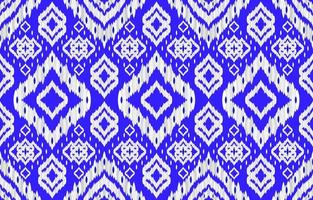 motifs ikat bleus et argentés. style rétro vintage tribal géométrique. modèle sans couture de tissu ethnique ikat. vecteur d'impression indien navajo aztèque ikat. conception pour le textile de vêtements de tissu de texture de toile de fond.