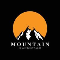 création de logo de montagne, lieu de vecteur pour randonneur amoureux de la nature