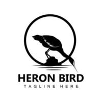 création de logo oiseau héron cigogne, oiseau héron volant sur le vecteur de la rivière, illustration de la marque du produit