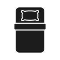 lit simple dans l'icône de silhouette de chambre d'hôtel. matelas simple avec oreiller pour pictogramme de glyphe de chambre. meubles de sommeil de repos de nuit à la maison, hôpital, icône de motel. illustration vectorielle isolée. vecteur