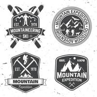 conception de typographie vintage avec alpinistes et silhouette de montagne. vecteur