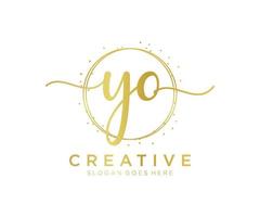 initial yo logo féminin. utilisable pour les logos nature, salon, spa, cosmétique et beauté. élément de modèle de conception de logo vectoriel plat.