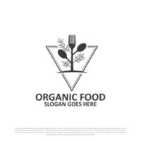 création de logo d'aliments biologiques nature - triangle de vecteur d'aliments verts et végétaliens isolé