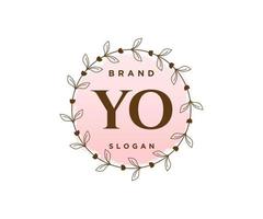 initial yo logo féminin. utilisable pour les logos nature, salon, spa, cosmétique et beauté. élément de modèle de conception de logo vectoriel plat.