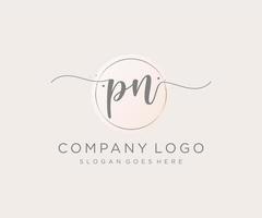 logo féminin pn initial. utilisable pour les logos nature, salon, spa, cosmétique et beauté. élément de modèle de conception de logo vectoriel plat.