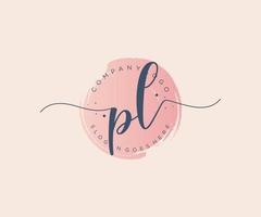 logo féminin pl initial. utilisable pour les logos nature, salon, spa, cosmétique et beauté. élément de modèle de conception de logo vectoriel plat.