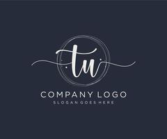 initiale tu logo féminin. utilisable pour les logos nature, salon, spa, cosmétique et beauté. élément de modèle de conception de logo vectoriel plat.