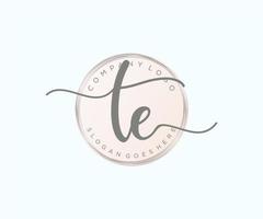 initial te logo féminin. utilisable pour les logos nature, salon, spa, cosmétique et beauté. élément de modèle de conception de logo vectoriel plat.