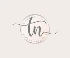 logo féminin initial tn. utilisable pour les logos nature, salon, spa, cosmétique et beauté. élément de modèle de conception de logo vectoriel plat.