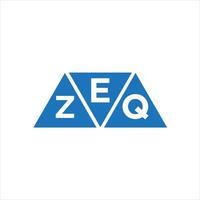 création de logo en forme de triangle ezq sur fond blanc. concept de logo de lettre initiales créatives ezq. vecteur