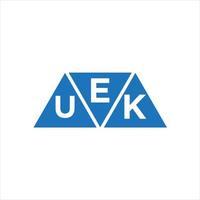 création de logo en forme de triangle euk sur fond blanc. concept de logo de lettre initiales créatives euk. vecteur