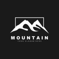 création de logo de montagne, lieu de vecteur pour randonneur amoureux de la nature