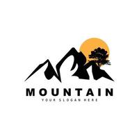 création de logo de montagne, lieu de vecteur pour randonneur amoureux de la nature