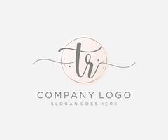 initiale t logo féminin. utilisable pour les logos nature, salon, spa, cosmétique et beauté. élément de modèle de conception de logo vectoriel plat.