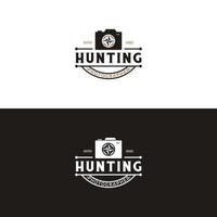 création de logo de chasse photo, création de logo d'exploration de photo. appareil photo avec concept de logo boussole vecteur
