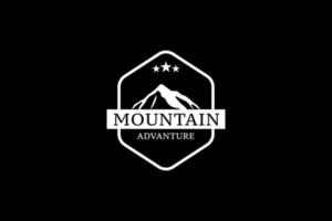 emblème du logo de la montagne. illustration vectorielle rétro d'aventure. vecteur