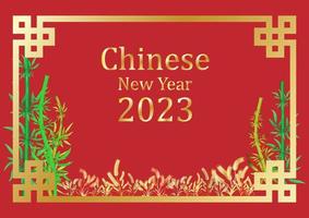 nouvel an chinois 2023 avec du bambou vert et jaune il y a un plant de riz doré en bas et un lettrage doré au centre de l'image sur fond rouge, symbolisant le bonheur et la richesse. vecteur