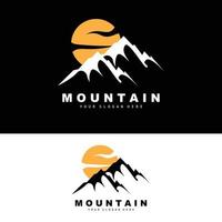 création de logo de montagne, lieu de vecteur pour randonneur amoureux de la nature