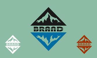 montagne sous la forme d'une simple icône de logo triangle supérieur et inférieur vecteur