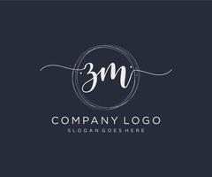 logo féminin initial zm. utilisable pour les logos nature, salon, spa, cosmétique et beauté. élément de modèle de conception de logo vectoriel plat.