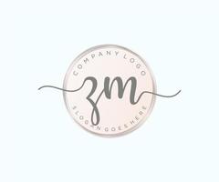 logo féminin initial zm. utilisable pour les logos nature, salon, spa, cosmétique et beauté. élément de modèle de conception de logo vectoriel plat.