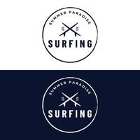 modèle de logo de planche de surf vintage, surfant sur une plage d'été.pour affaires, badge, vacances, , étiquette, emblème. vecteur