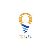 logo de voyage avec des formes comme la mer, le soleil, l'emplacement et les gens. vecteur