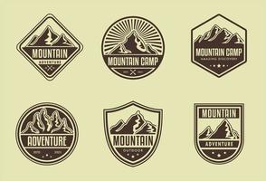 ensemble d'emblèmes d'insignes et de patchs de logo, camping, aventure en plein air, avec silhouettes de forêt, tente, montagne, feu de joie dans un style rétro vintage. illustration logo