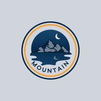 logo vintage de montagne de nuit vecteur