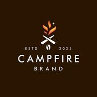 création de logo de café de feu de camp. café sur le thème de l'aventure avec un feu de joie et un grain de café. concept de café naturel vecteur