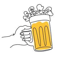 main tenant une chope de bière. artisanat boire de l'alcool dans un style linéaire simple pour le concept de bar et de pub pour le menu. équipement de la fête de la bière. dessin continu d'une ligne de verre à bière avec de la mousse. vecteur