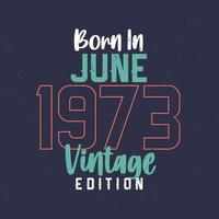né en juin 1973 édition vintage. t-shirt d'anniversaire vintage pour ceux nés en juin 1973 vecteur