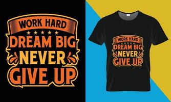 conception de t-shirt de typographie motivationnelle, travailler dur, rêver grand, ne jamais abandonner vecteur