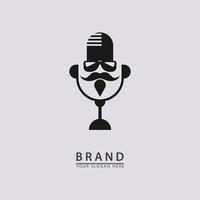 visage de barbe et un logo d'icône de micro podcast vecteur