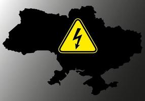 panne de courant sur la carte de l'ukraine a un panneau d'avertissement avec un symbole de foudre - concept de panne. manque d'électricité dans le pays en raison de la destruction par des attaques à la roquette des réseaux électriques de l'ukraine