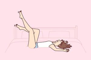 une femme détendue est allongée sur un grand lit avec les jambes levées après une dure journée de travail. une jeune fille insouciante en débardeur et short ou culotte tombe sur le lit avec le sourire, se réjouissant de pouvoir se détendre. conception de vecteur plat