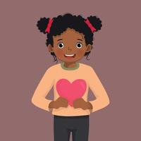 jolie petite fille africaine tenant un signe en forme de coeur rouge symbole de l'amour pour les célébrations de la saint valentin pour la saint valentin vecteur