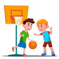 deux garçons jouant au basket sur le terrain de jeu ensemble vecteur. activité estivale. illustration isolée vecteur