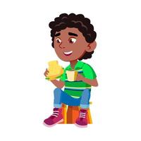 enfant garçon mangeant un sandwich et buvant du cacao vecteur