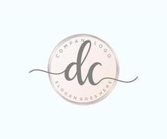 logo féminin dc initial. utilisable pour les logos nature, salon, spa, cosmétique et beauté. élément de modèle de conception de logo vectoriel plat.