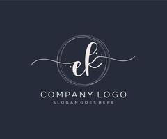 logo féminin ek initial. utilisable pour les logos nature, salon, spa, cosmétique et beauté. élément de modèle de conception de logo vectoriel plat.