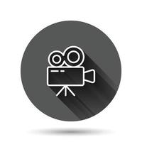 icône de projecteur dans un style plat. illustration vectorielle de caméra de cinéma sur fond rond noir avec effet d'ombre portée. concept d'entreprise de bouton de cercle de film. vecteur