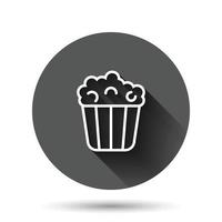 icône de film dans un style plat. illustration vectorielle de pop-corn sur fond rond noir avec effet d'ombre portée. concept d'entreprise de bouton de cercle de seau de maïs soufflé. vecteur