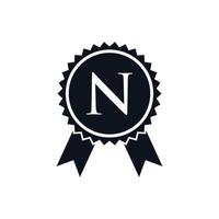 insigne de médaille certifié gagnant sur le modèle de logo n. signe d'insigne de best-seller vecteur