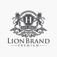 logo héraldique de crête de lion de luxe. élégante icône de bouclier héraldique en or. emblème d'identité de marque premium. symbole de l'étiquette de la société des armoiries royales. illustration vectorielle moderne. vecteur